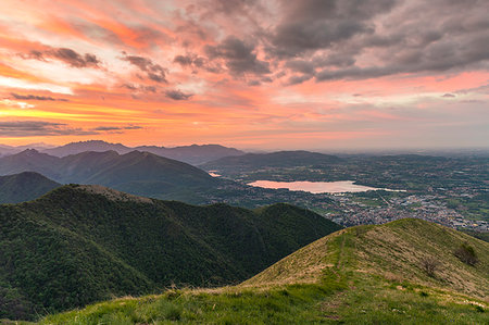 simsearch:879-09190230,k - Lake Alserio viewed from Monte Bollettone at sunrise, Como province, Lombardy, Italy Stockbilder - Lizenzpflichtiges, Bildnummer: 879-09190182