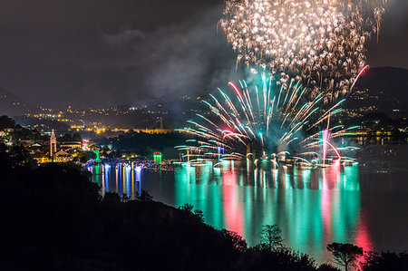 simsearch:879-09191749,k - Pusiano fireworks during a religious festival, Pusiano, Como province, Lombardy, Italy Photographie de stock - Rights-Managed, Code: 879-09190223