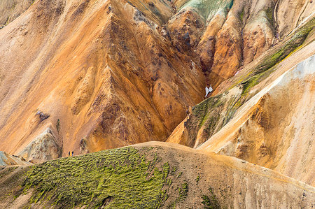 Trekkers are walking in Landmannalaugar (Fjallabak Nature Reserve, Highlands, Southern Region, Iceland, Europe) Foto de stock - Con derechos protegidos, Código: 879-09190327