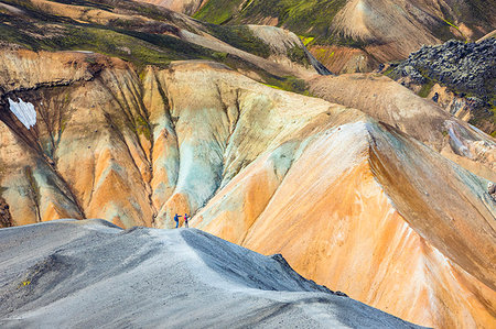 Trekkers are looking at the Landmannalaugar panorama (Landmannalaugar, Fjallabak Nature Reserve, Highlands, Southern Region, Iceland, Europe) Foto de stock - Con derechos protegidos, Código: 879-09190321