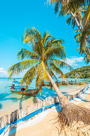 simsearch:6119-08803347,k - Ao Lo Bakao (Lo Bakao Bay), Ko Phi Phi Don, Krabi Province, Thailand. Traditional longtail boats. Foto de stock - Direito Controlado, Número: 879-09190385