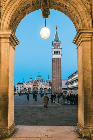 simsearch:879-09189556,k - St Mark's square at dusk, Venice, Veneto, Italy. Fotografie stock - Rights-Managed, Codice: 879-09190397