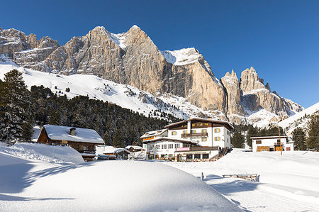 rosengarten - a view of the Gardeccia mountain hut in Fassa Valley with the Rosengarten Group in the background, Trento province, Trentino Alto Adige, Italy Foto de stock - Con derechos protegidos, Código: 879-09190449