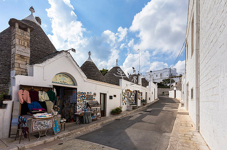 View of the typical Trulli huts and the alleys of the old village of Alberobello. Province of Bari, Apulia, Italy, Europe. Photographie de stock - Rights-Managed, Code: 879-09190521