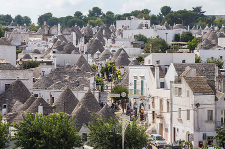 View of the rooftops of the typical Trulli huts of the old village of Alberobello. Province of Bari, Apulia, Italy, Europe. Photographie de stock - Rights-Managed, Code: 879-09190538
