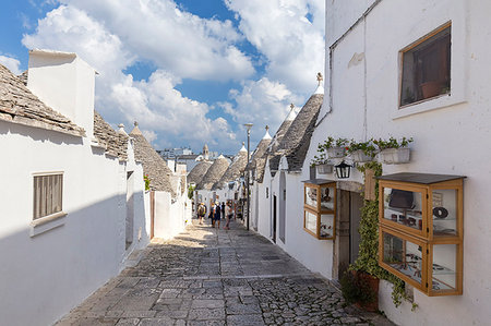 summer symbols - View of the typical Trulli huts and the alleys of the old village of Alberobello. Province of Bari, Apulia, Italy, Europe. Photographie de stock - Rights-Managed, Code: 879-09190530