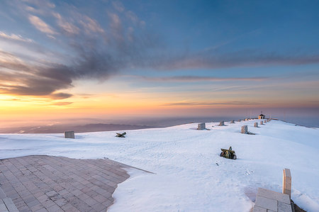 Monte Grappa, province of Vicenza, Veneto, Italy, Europe. Sunrise at the summit of Monte Grappa, where there is a military monument. Photographie de stock - Rights-Managed, Code: 879-09190664