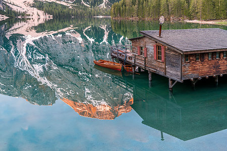 Braies / Prags, Dolomites, South Tyrol, Italy. The Lake Braies / Pragser Wildsee at sunrise Foto de stock - Con derechos protegidos, Código: 879-09190689