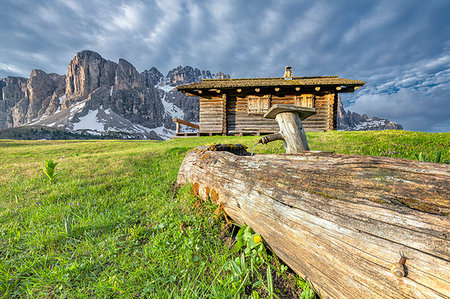 escargot - Passo Gardena, Dolomites, South Tyrol, Italy. Mountain hut in front of the mountains of the Sella group Photographie de stock - Rights-Managed, Code: 879-09190732