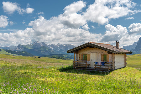 seiser alm - Alpe di Siusi/Seiser Alm, Dolomites, South Tyrol, Italy. A littke mountain hut with the Odle mountains in the background Foto de stock - Con derechos protegidos, Código: 879-09190733