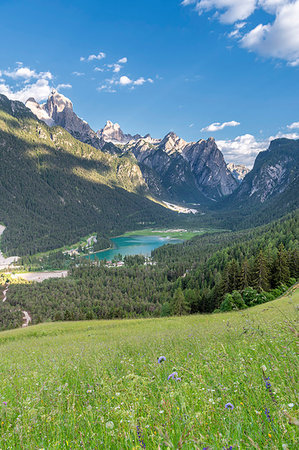 simsearch:879-09100185,k - Dobbiaco/Toblach, Dolomites, South Tyrol, Italy. The lake Dobbiaco with the peaks of Croda dei Baranci and Croda Bagnata. Foto de stock - Con derechos protegidos, Código: 879-09190756