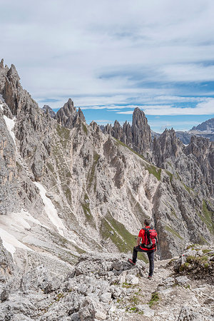 simsearch:879-09100419,k - Misurina, Cadini mountains, Dolomites, province of Belluno, Veneto, Italy. A mountaineer admires the mountain panorama in the saddle Ciadin Deserto Stockbilder - Lizenzpflichtiges, Bildnummer: 879-09190752