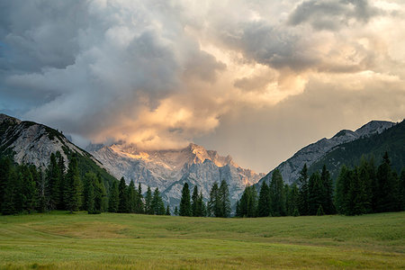 simsearch:6129-09086922,k - Prato Piazza/Plätzwiese, Dolomites, South Tyrol, Italy. Storm cloud over the Cristallo massiv at sunset Photographie de stock - Rights-Managed, Code: 879-09190765