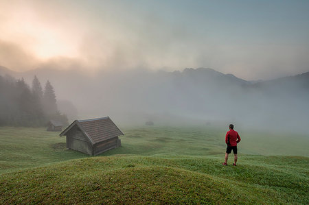 Gerold Lake, Krün, Garmisch-Partenkirchen district, Upper Bavaria, Bavaria, Germany, Europe. Misty sunrise at Gerold Lake with the Karwendel Alps in the background Stockbilder - Lizenzpflichtiges, Bildnummer: 879-09190849