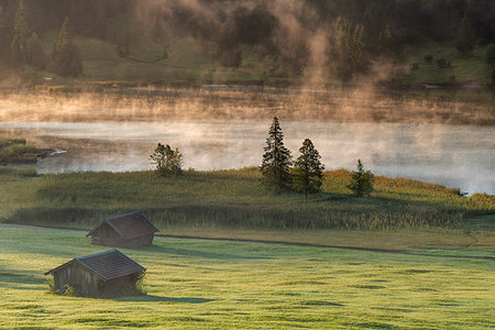 Gerold Lake, Krün, Garmisch-Partenkirchen district, Upper Bavaria, Bavaria, Germany, Europe. Misty sunrise at Gerold Lake Foto de stock - Con derechos protegidos, Código: 879-09190850