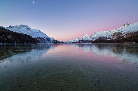 The snowy peaks are reflected at Lake Sils at dawn Upper Engadine Canton of Graubunden Switzerland Foto de stock - Con derechos protegidos, Código: 879-09191257