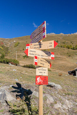 stelvio - Hiking signage of Stelvio National Park, Val Vezzola, Valdidentro, Valtellina, Sondrio province, Lombardy, Italy Foto de stock - Con derechos protegidos, Código: 879-09191270