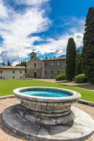 Old fountain at Piona Abbey (Abbazia Priorato di Piona), Colico, Lecco province, Lombardy, Italy Foto de stock - Direito Controlado, Número: 879-09191463