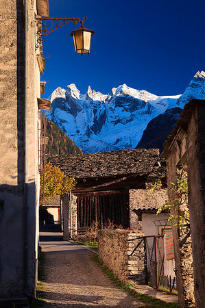 simsearch:879-09189587,k - Typical path of the alpine village of Soglio at sunset, with Sciora mountains in the background, Soglio, Val Bregaglia, Grisons, Switzerland, Europe Photographie de stock - Rights-Managed, Code: 879-09191505