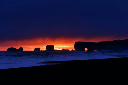 simsearch:879-09191513,k - Reynisfjara black beach at sunset, Vik, Southern Iceland Photographie de stock - Rights-Managed, Code: 879-09191537