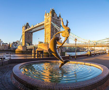 ponte della torre - The London Bridge and the dolphin's fountain, London, United Kingdom. Fotografie stock - Rights-Managed, Codice: 879-09191669