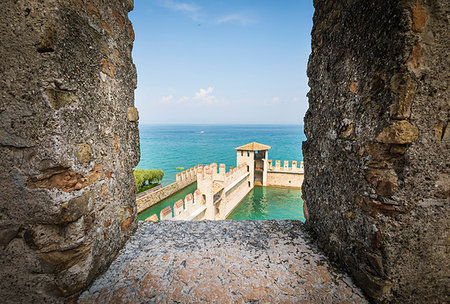 simsearch:879-09191746,k - Sirmione Castle. Sirmione, Verona District, Veneto, Italy Photographie de stock - Rights-Managed, Code: 879-09191734