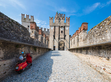simsearch:879-09191746,k - Sirmione Castle. Sirmione, Verona District, Veneto, Italy Photographie de stock - Rights-Managed, Code: 879-09191733