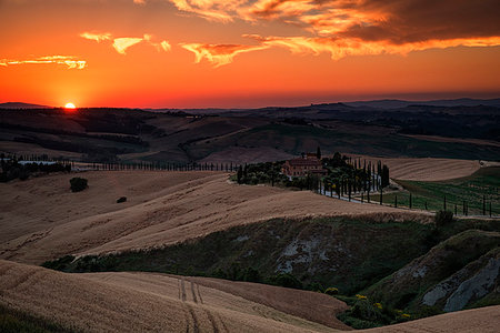 simsearch:879-09100080,k - Red clouds at sunset over farm house in Tuscany, Asciano, Crete Senesi, Siena province, Tuscany, Italy Photographie de stock - Rights-Managed, Code: 879-09191781