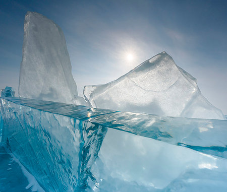 Pieces of transparent ice with sun reflection at lake Baikal, Irkutsk region, Siberia, Russia Photographie de stock - Rights-Managed, Code: 879-09191834