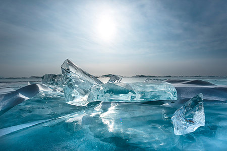 Pieces of transparent ice with sun reflection at lake Baikal, Irkutsk region, Siberia, Russia Photographie de stock - Rights-Managed, Code: 879-09191833