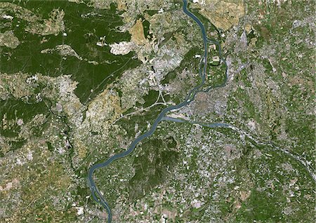 Avignon, France, True Colour Satellite Image. Avignon, France. True colour satellite image of the city of Avignon. Composite of 2 images, taken on 21 July 2001 and 22 June 2002, by LANDSAT 7. Foto de stock - Con derechos protegidos, Código: 872-06052839