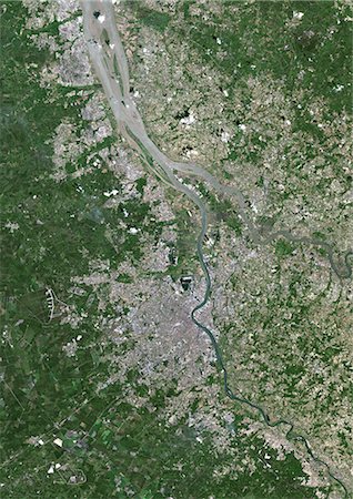 desembocadura del río - Bordeaux, France, True Colour Satellite Image. Bordeaux, France. True colour satellite image of the city of Bordeaux, taken on 1 September 2001, using LANDSAT 7 data. Foto de stock - Con derechos protegidos, Código: 872-06052850