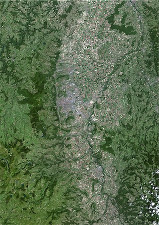 france clermont ferrand - Clermont-Ferrand (France), couleur vraie Image-Satellite. Clermont-Ferrand, France. Image satellite de vraies couleurs de la ville de Clermont-Ferrand, prise le 22 juillet 2002, à l'aide de données LANDSAT 7. Photographie de stock - Rights-Managed, Code: 872-06052865