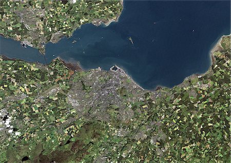 simsearch:649-07560509,k - Edinburgh, Scotland, Uk, True Colour Satellite Image. Edinburgh, Scotland, UK. True colour satellite image of Edinburgh, capital city of Scotland, UK. Image taken on 17 July 2000, using LANDSAT 7 data. Fotografie stock - Rights-Managed, Codice: 872-06052876