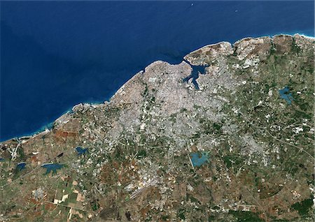 simsearch:872-06053969,k - Havanna, Kuba, True Colour Satellitenbild. La Havanna. Farb-Satellitenbild von Havanna, der Hauptstadt Kubas Stadt und die größte Stadt von Kuba und der Karibik wahr. Bild aufgenommen am 3. April 2001 mit LANDSAT 7-Daten. Stockbilder - Lizenzpflichtiges, Bildnummer: 872-06052895