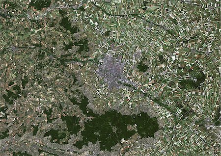 reims - Reims, France, couleur vraie Image-Satellite. Reims, France. Image satellite de vraies couleurs de la ville de Reims, prise le 2 juillet 2001, à l'aide de données LANDSAT 7. Photographie de stock - Rights-Managed, Code: 872-06052933