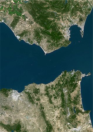 simsearch:872-06053963,k - Tanger, Maroc, couleur vraie Image Satellite. Tanger, Maroc. Image satellite de véritable couleur de Tanger, une ville du Nord du Maroc qui se trouve sur la côte nord-africaine. Image prise le 20 août 1999, à l'aide de données LANDSAT 7. Photographie de stock - Rights-Managed, Code: 872-06052946