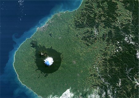 Mount Egmont, Neuseeland, True Colour Satellitenbild. Mount Egmont, true-color-Satellitenbild. Mount Egmont ist ein Stratovulkan auf der Western Küste der Nordinsel in Neuseeland, fallenden Schnee an der Spitze. Bild 4. Juni 1989 mit LANDSAT Daten übernommen. Stockbilder - Lizenzpflichtiges, Bildnummer: 872-06053026