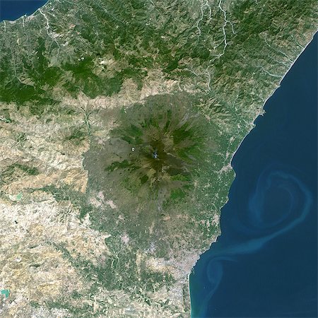simsearch:872-06053081,k - Etna en 1999, l'Italie, True Image Satellite en couleurs. Image-satellite sur l'Etna, Sicile, Italie, couleur vraie. L'Etna, le plus haut volcan actif d'Europe, situé au nord-est de la Sicile, 3350m élevé. Image prise le 26 septembre 1999, à l'aide de données LANDSAT. Impression format 30 x 30 cm. Photographie de stock - Rights-Managed, Code: 872-06053072
