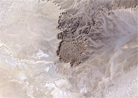 simsearch:872-06053084,k - Tin Bider Impact Meteor Crater, Algérie, True Image Satellite de la couleur. Image satellite de véritable couleur de la structure d'impact de Tin Bider, Algérie (âge : 70 millions d'années ; diamètre: 6 km). Image prise le 19 février 1988 à l'aide de données LANDSAT. Photographie de stock - Rights-Managed, Code: 872-06053137