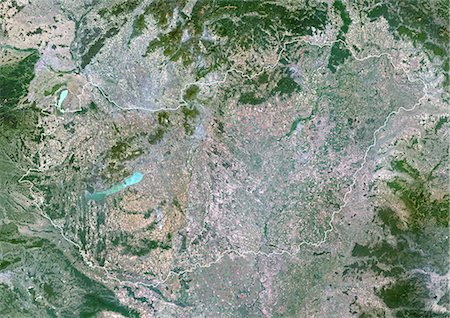 Hongrie, Europe, véritable couleur Image Satellite avec bordure. Vue satellite de la Hongrie (avec bordure). Cette image a été compilée à partir de données acquises par les satellites LANDSAT 5 & 7. Photographie de stock - Rights-Managed, Code: 872-06053199