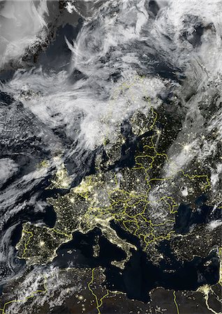 L'Europe dans la nuit avec les frontières du pays et la couverture nuageuse, True Image Satellite de la couleur. Vrai couleur image satellite de l'Europe dans la nuit avec les frontières du pays et une couverture de nuages. Cette image en projection conique conforme de Lambert a été compilée à partir de données acquises par les satellites LANDSAT 5 & 7. Photographie de stock - Rights-Managed, Code: 872-06053586