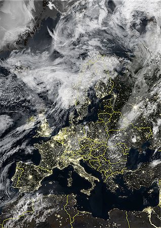 Europa bei Nacht mit Ländergrenzen und Wolke Abdeckung, True Colour Satellitenbild. True Farb-Satellitenbild Europa nachts mit Ländergrenzen und Wolke Abdeckung. Dieses Bild in Lambert konforme konische Projektion kompiliert wurde aus Daten von Satelliten LANDSAT 5 & 7 erworben. Stockbilder - Lizenzpflichtiges, Bildnummer: 872-06053586