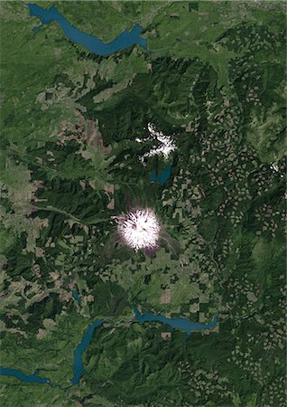 simsearch:872-06053081,k - Mont St Helens, état de Washington, nous, en 1972, True Image Satellite de la couleur. Image satellite des vraies couleurs du Mont St-Helens, un volcan actif (2250m élevée) dans l'état de Washington, aux États-Unis. Image prise le 29 juillet 1972, avant son éruption catastrophique de 1980, à l'aide de données LANDSAT. Photographie de stock - Rights-Managed, Code: 872-06053816