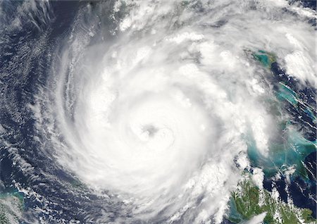 souffler - Ouragan Rita, Cuba, le 20/09/2005, True Image Satellite de la couleur. Ouragan Rita le 20 septembre 2005 proche du golfe du Mexique. Les Bahamas sont visibles sur la droite de l'image et à Cuba en bas à droite. Image satellite de vrais couleurs à partir de données MODIS. Photographie de stock - Rights-Managed, Code: 872-06053858