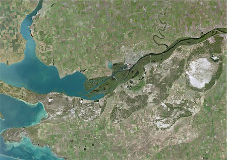 delta - Dniepr Delta, Ukraine, vraie couleur Image Satellite. Image satellite de vraies couleurs du Delta du fleuve Dniepr en Ukraine. Le fleuve Dniepr se jette dans la mer Noire. Image composite en utilisant les données de LANDSAT 7. Photographie de stock - Rights-Managed, Code: 872-06053934