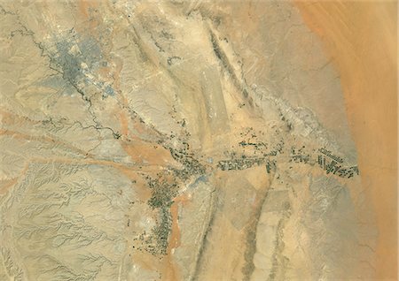 simsearch:872-06053955,k - Riyad, Arabie saoudite, véritable couleur Image-Satellite. Vrai couleur image satellite de Riyad, la capitale et plus grande ville d'Arabie saoudite. Les parcelles agricoles circulaires sont visible au sud-est de Riyad. Image composite en utilisant les données de LANDSAT 7. Photographie de stock - Rights-Managed, Code: 872-06053951