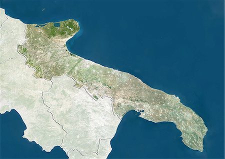 Vue satellite de la région des Pouilles, Italie. Cette image a été compilée à partir de données acquises par les satellites LANDSAT 5 & 7. Photographie de stock - Rights-Managed, Code: 872-06160778