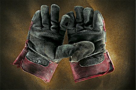 Pair of well worn leather work gloves. Photographie de stock - Rights-Managed, Code: 872-08140675