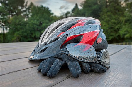 Mud spattered cycle helmet with glasses and gloves. Foto de stock - Con derechos protegidos, Código: 872-08140673